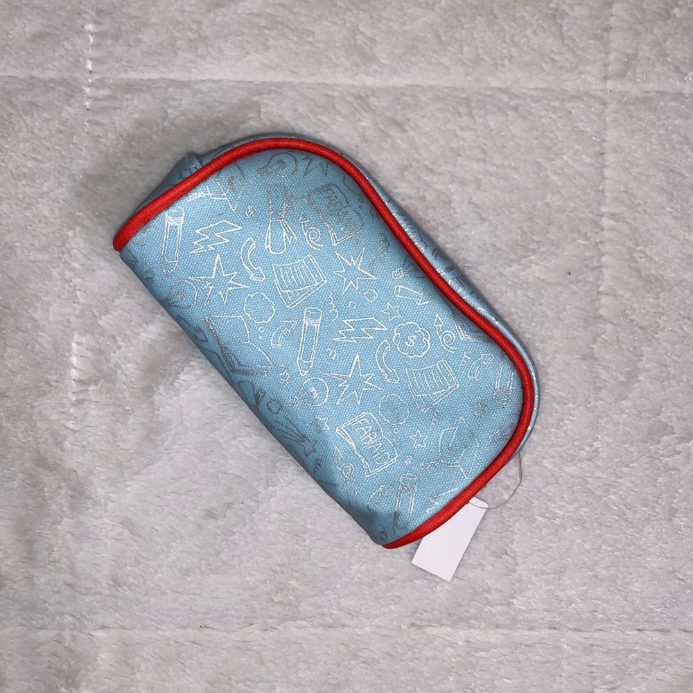 FIRST AID BEAUTY MAKEUP POUCH